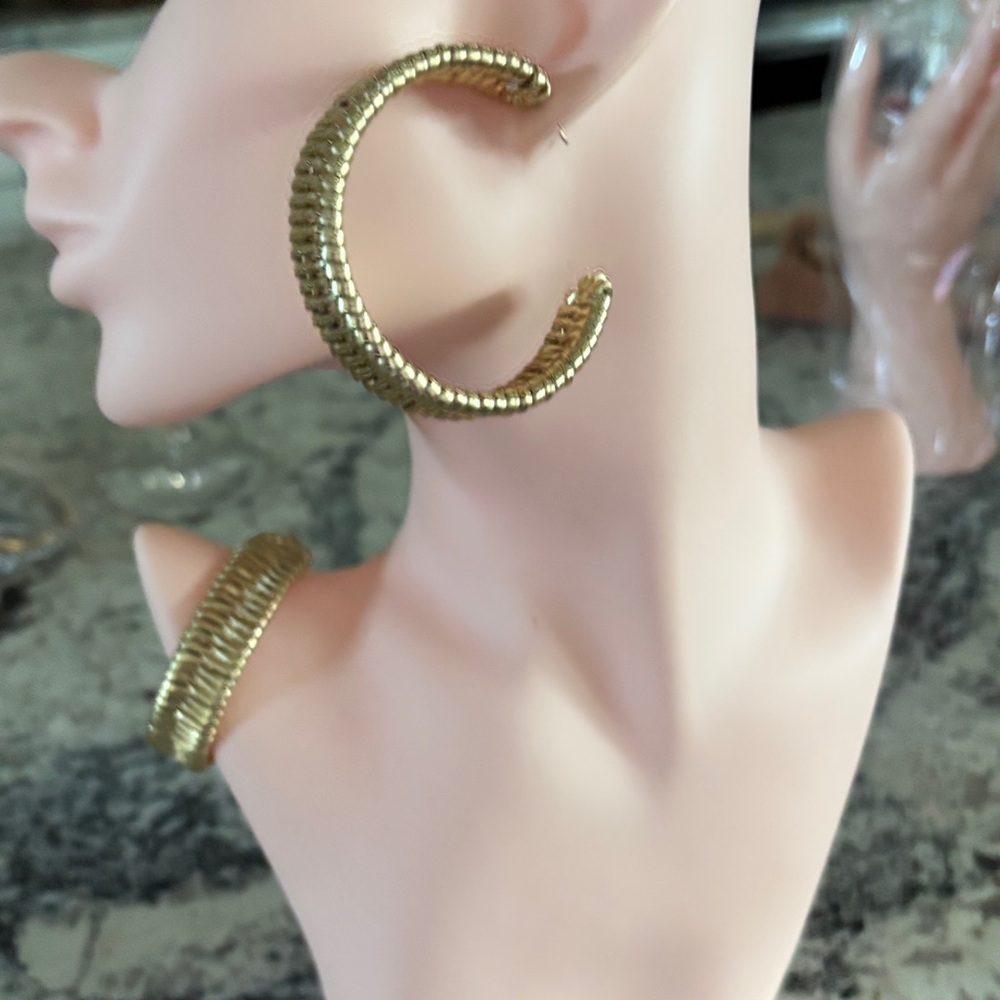 Elegant Gold Hoop Earrings